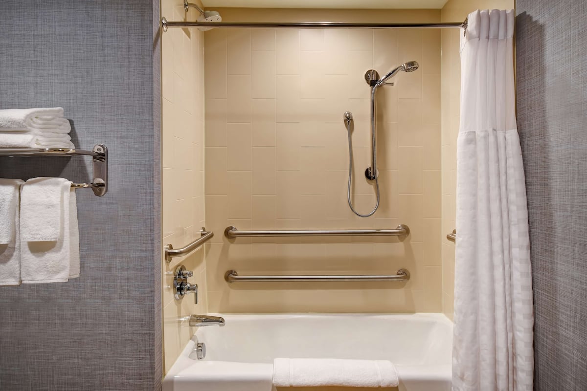 combined shower/bathtub, hair dryer, towels