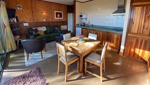 Ein kompakter Wohnbereich mit Essbereich, Küchenzeile und einer Couch im Wohnzimmer.