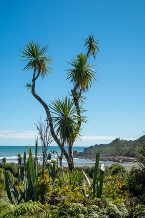 Beach - Two bedroom cottage with sea views, Punakaiki (Punakaiki)