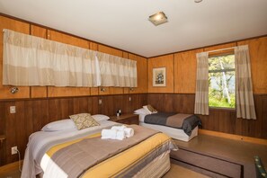 2 bedrooms, free WiFi, bed sheets, wheelchair access - Two bedroom cottage with sea views, Punakaiki (Punakaiki)