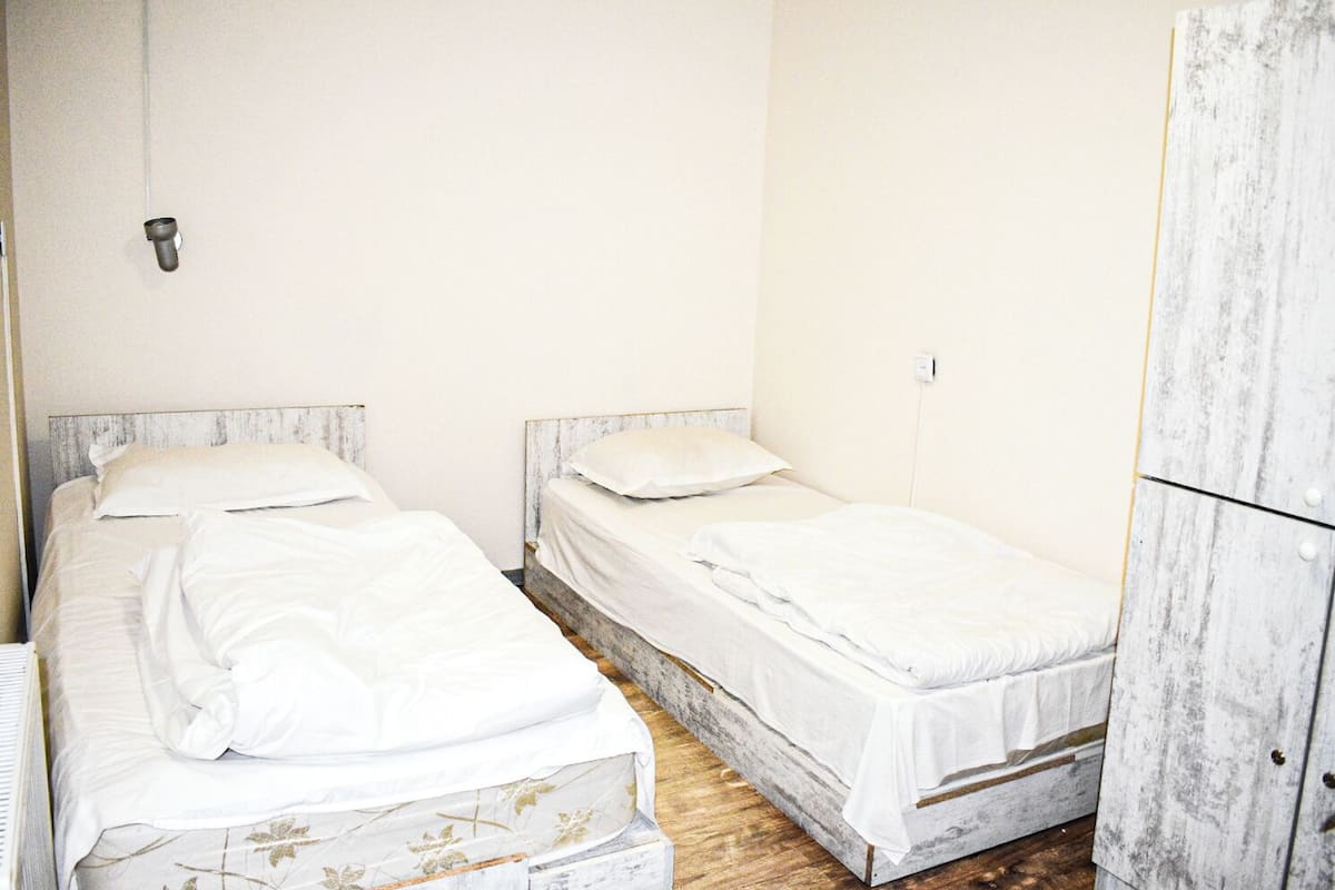 Economy Twin Room, Shared Bathroom | Soundproofing, iron/ironing board, free WiFi, bed sheets