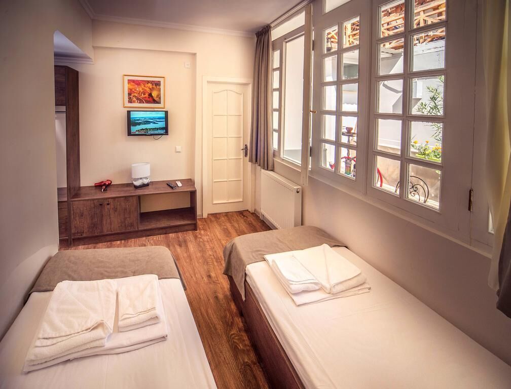 تجهيزات عازلة للصوت ومكواة/لوح كي وواي فاي مجانًا وملاءات أسرّة