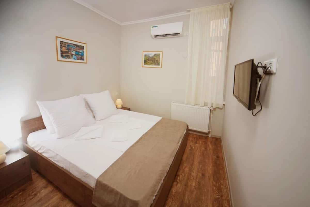 Deluxe Double Room | Soundproofing, iron/ironing board, free WiFi, bed sheets