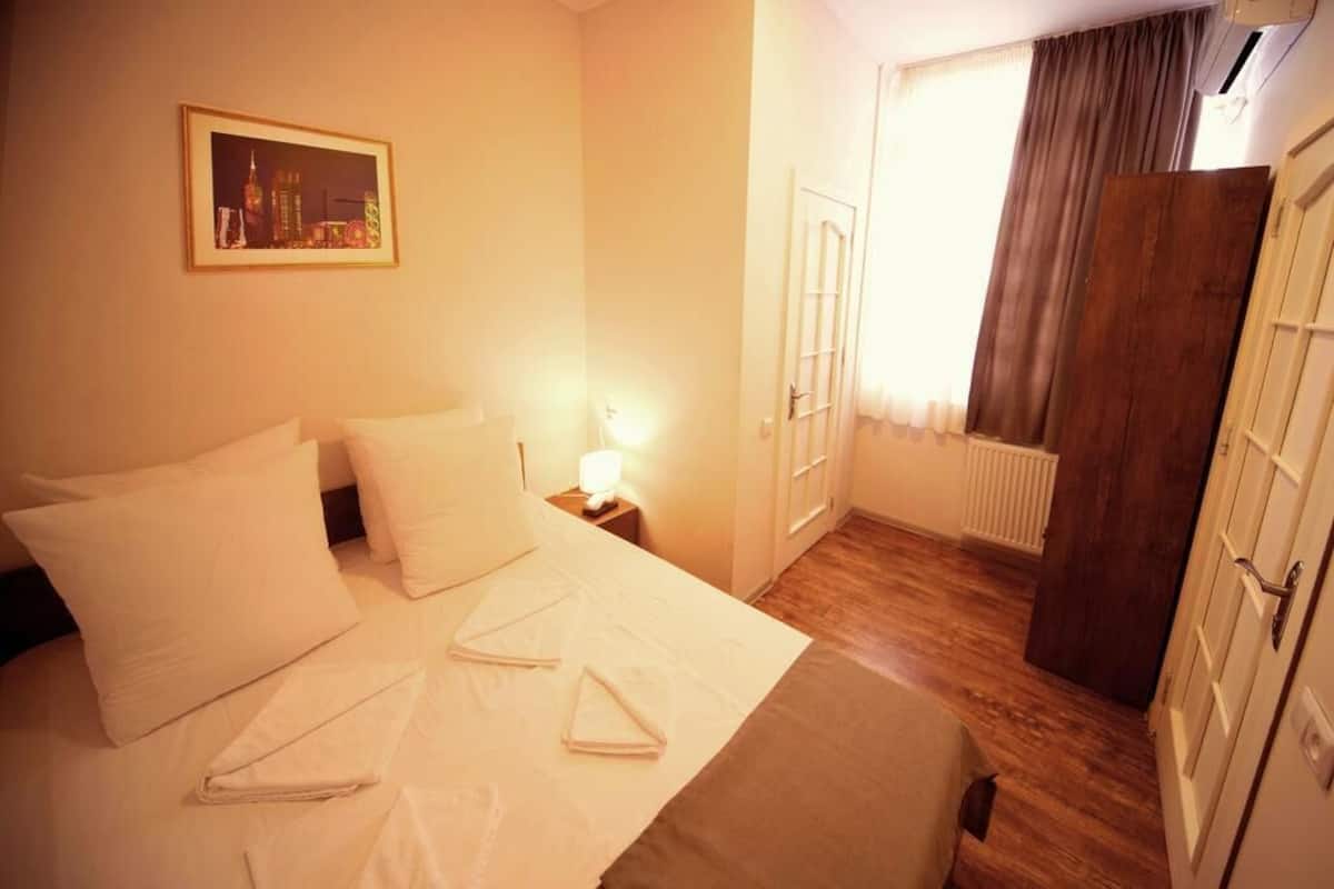 Double Room | Soundproofing, iron/ironing board (on request), WiFi (free), bed sheets