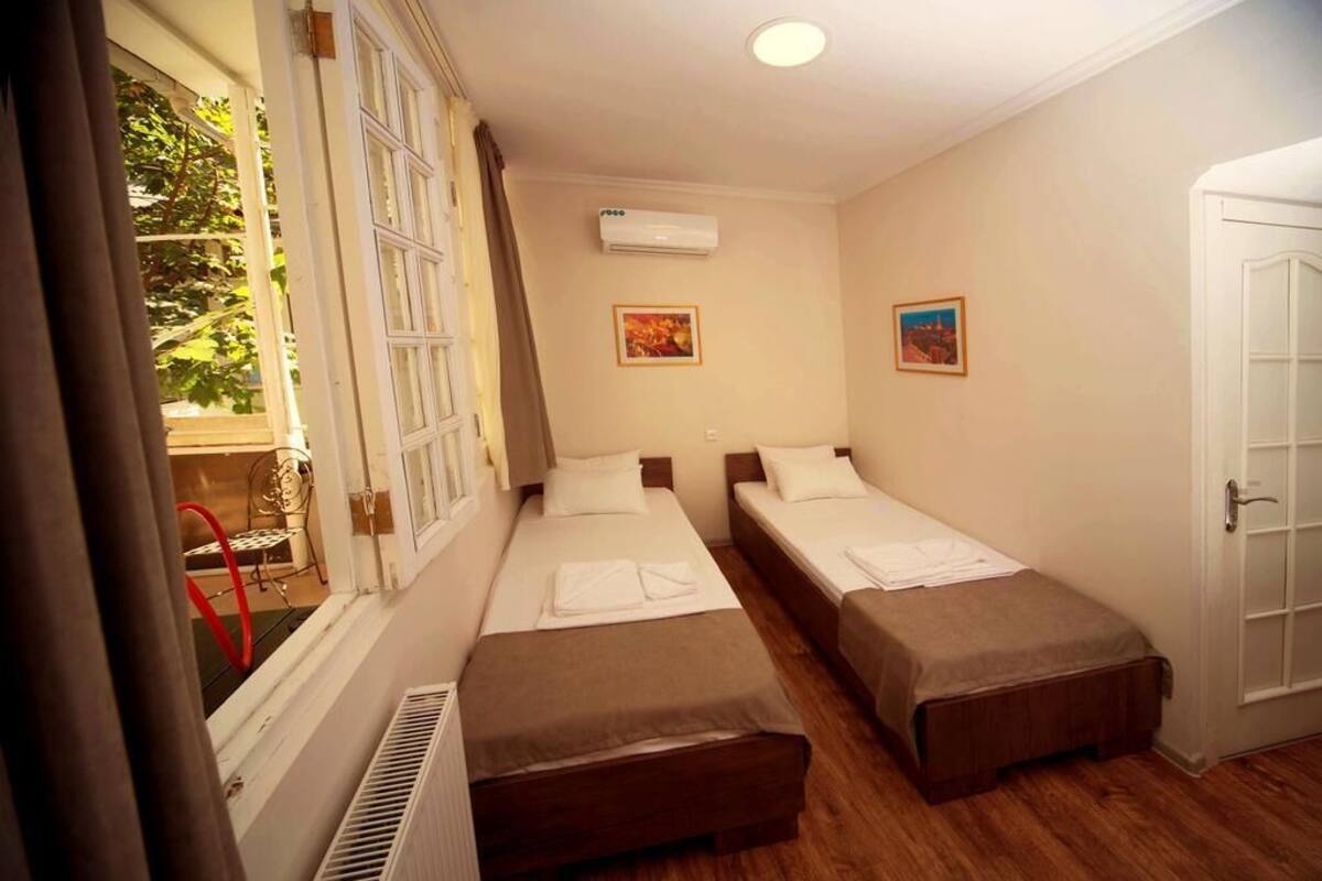 Standard Twin Room, Vineyard View | Soundproofing, iron/ironing board (on request), WiFi (free), bed sheets