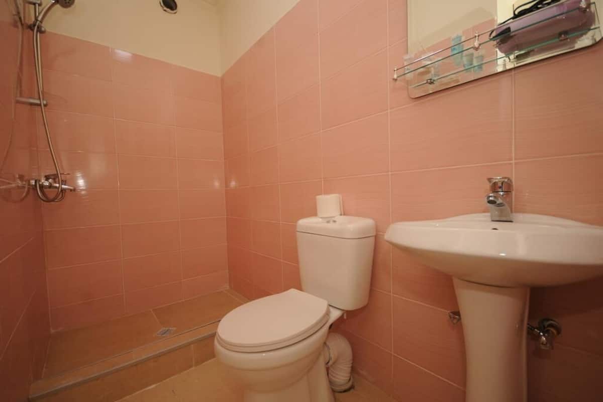 Economy Double Room | Bathroom | Shower, free toiletries, hair dryer, slippers