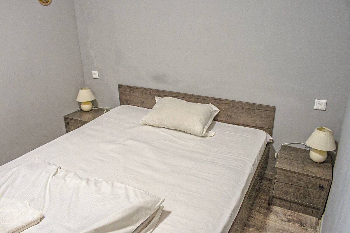 Deluxe Double Room | Soundproofing, iron/ironing board (on request), WiFi (free), bed sheets