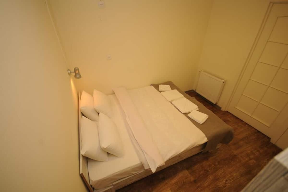 Economy Double Room | Soundproofing, iron/ironing board, free WiFi, bed sheets