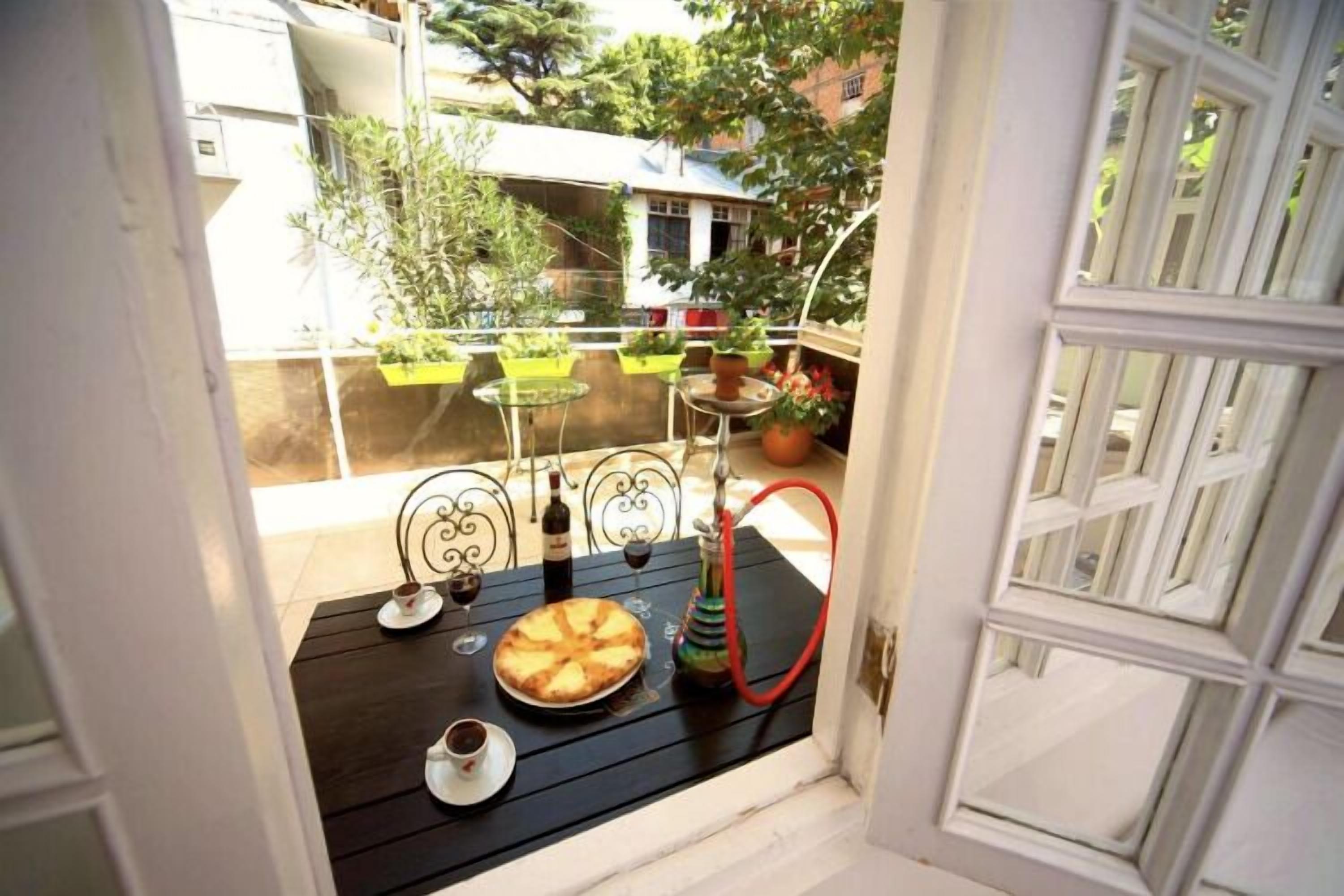 فطور أوروبي يوميًا بتكلفة قدرها (20 GEL للشخص)