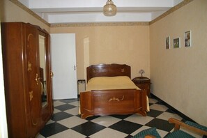 Iron/ironing board, travel crib, free WiFi, bed sheets