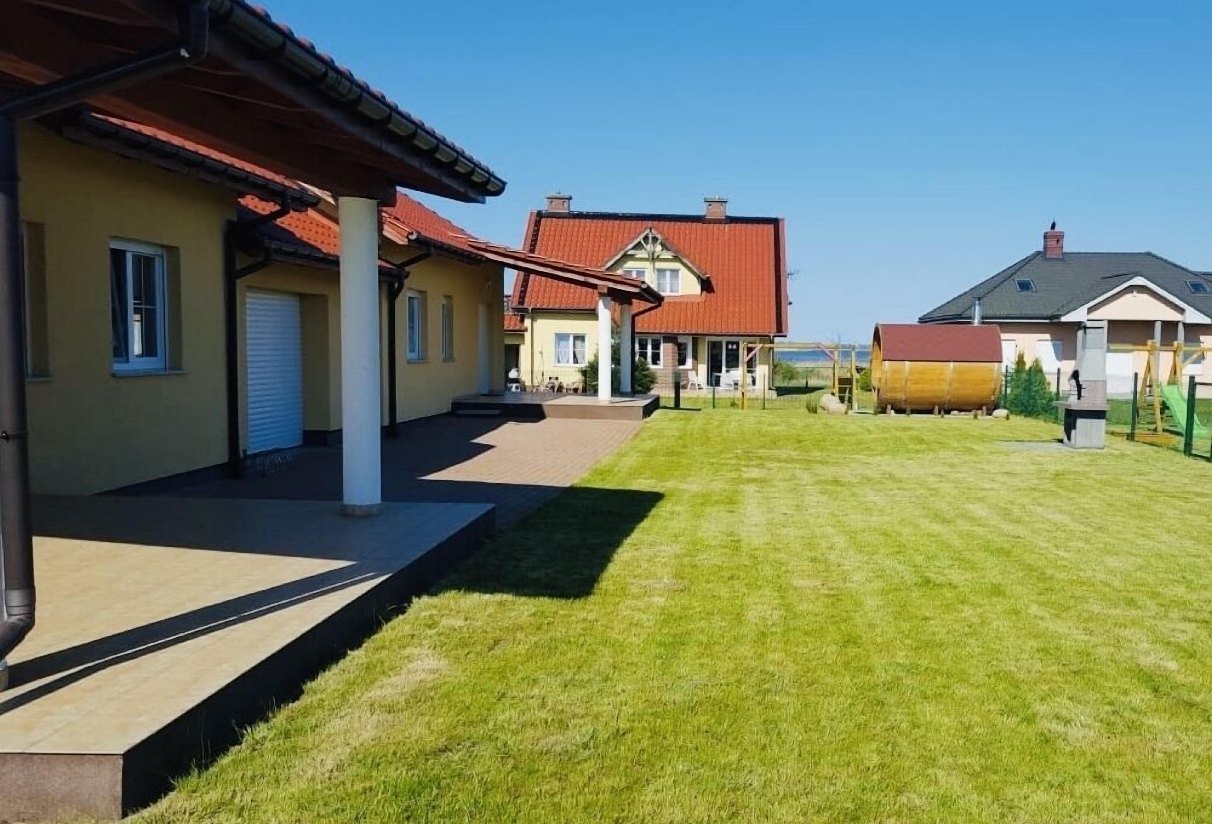 Et boligområde med huse, græsplæne og legeplads.