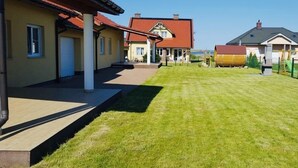 Et boligområde med huse, græsplæne og legeplads.