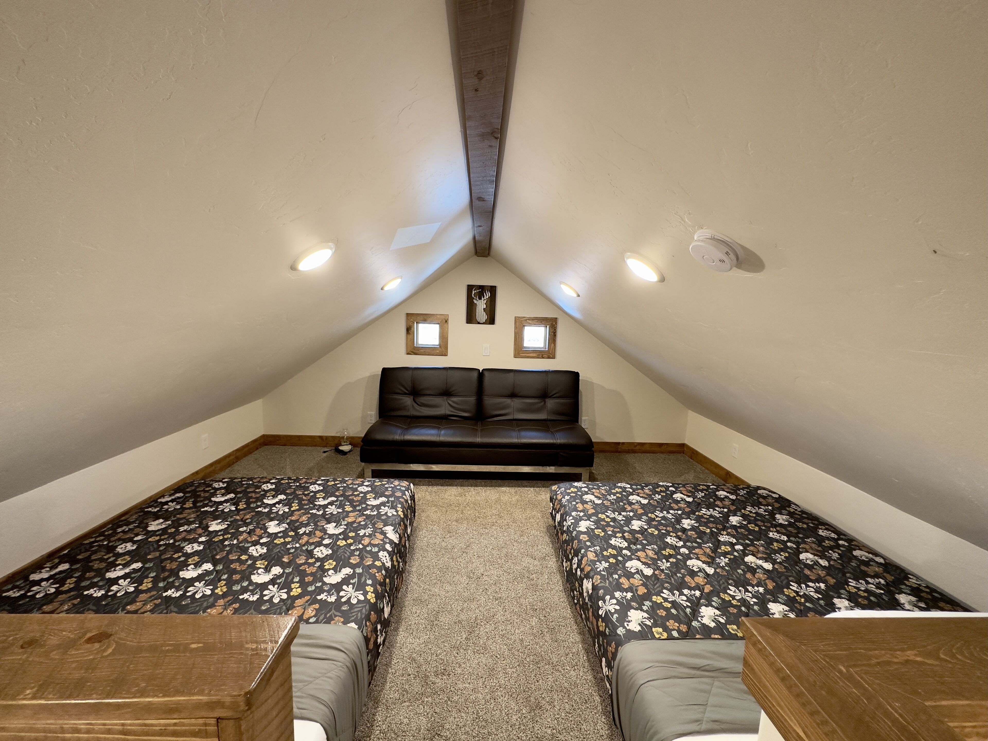 Cabaña Premier | Camas con efecto memoria, decoración personalizada y muebles diferentes 