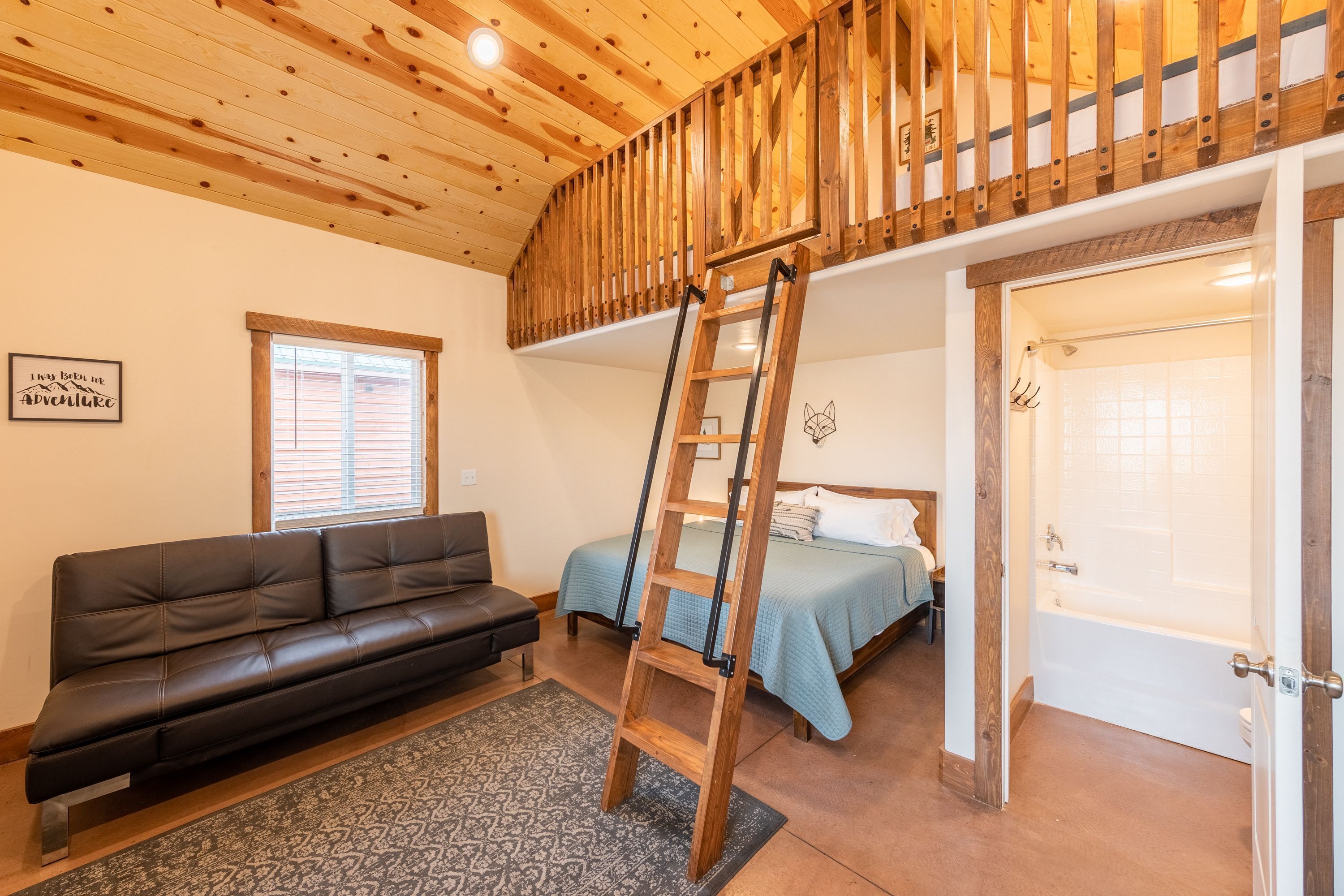 Deluxe Cabin | Living area