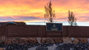 A sign for Gooseberry Lodges with a sunset view. - Gooseberry Lodges (Hurricane)