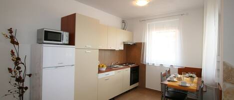 ثلاجة، ميكروويف، موقد طهي مسطح، غسالة أطباق