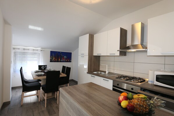 Fridge, microwave, oven, stovetop - Apartment Petra (56038-A1) - Silo - island Krk (Silo - island Krk)
