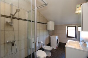Douche, sĂšche-cheveux, serviettes fournies