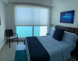 Appartement familial, vue sur la plage | Coffre-fort, décor unique, ameublement unique, fer et planche à repasser