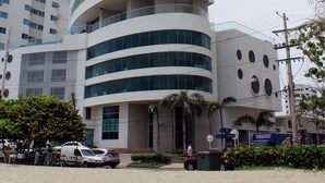 A tall, modern building with a curved facade and multiple balconies. - Vista 180 grados (Cartagena)