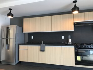 經典公寓 | 私人廚房 | 大型冰箱、微波爐、烤箱、爐台