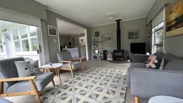 Smart TV, fireplace