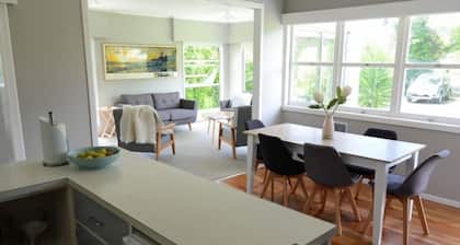 Un classique de kiwi - magnifique bach Ă Whangateau