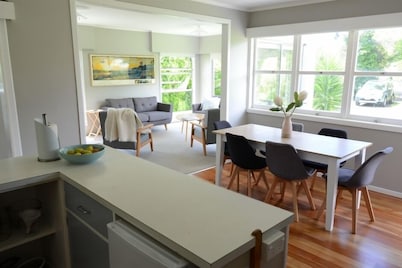A Kiwi Classic - beautiful bach in Whangateau