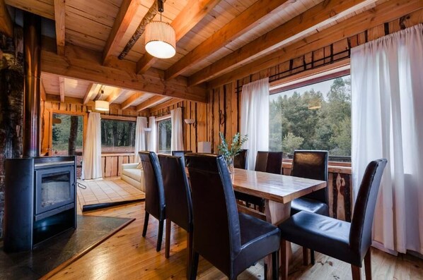 Full-sized fridge, microwave, oven, stovetop