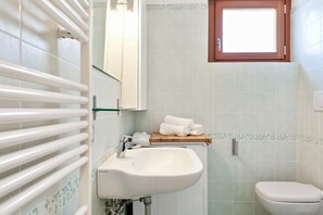 Dusj, hårføner, bidé og håndklær