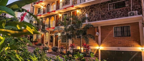 Vista frontal de la propiedad