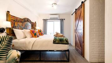 Deluxe Studio Suite, 1 King Bed