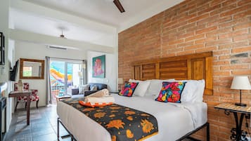 Deluxe Studio Suite, 1 King Bed, Balcony, Courtyard View | Egyptian cotton sheets, premium bedding, down comforters, pillowtop beds