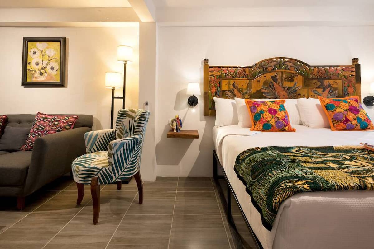 Deluxe Studio Suite, 1 King Bed, Balcony, Courtyard View | Living area