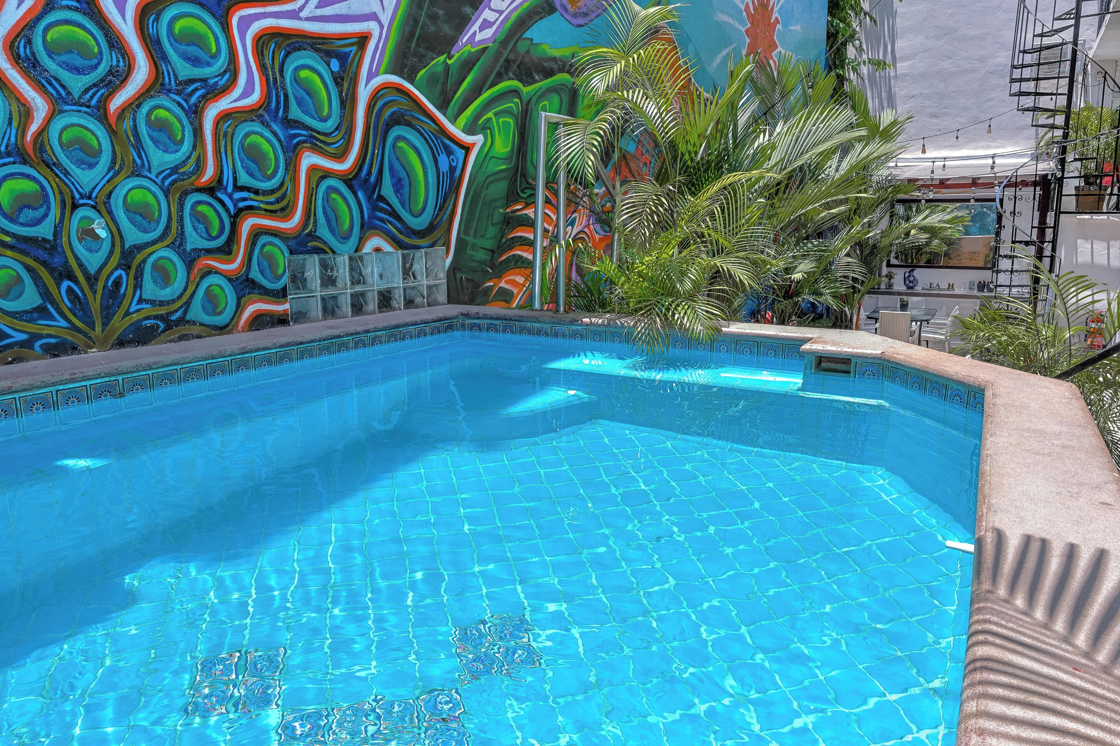 Piscine extérieure, chaises longues