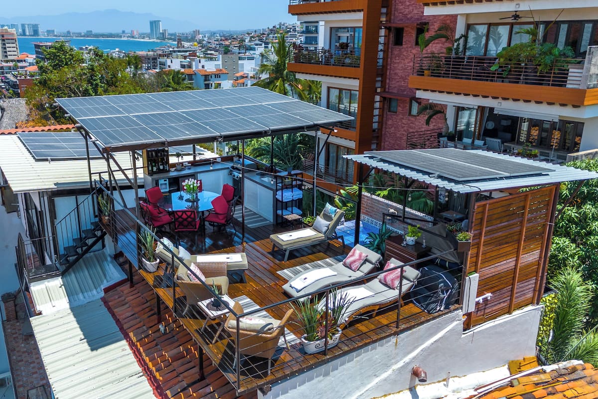 Premier-Studiosuite, 1 King-Bett, eigener Pool, Blick auf den Innenhof | Terrasse/Patio