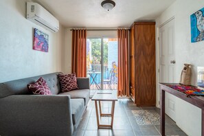 Deluxe-Studiosuite, 1 King-Bett | Wohnbereich | 52-Zoll-Smart-TV mit Digitalempfang, Fernseher