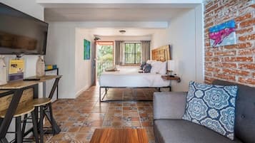 Deluxe Studio Suite, 1 King Bed, Balcony, Courtyard View | Egyptian cotton sheets, premium bedding, down comforters, pillowtop beds