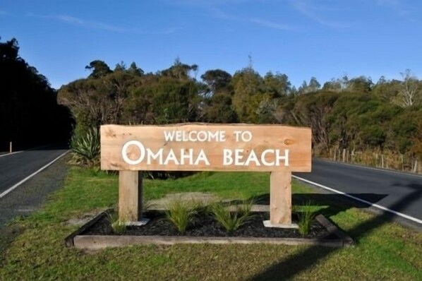 A wooden welcome sign for Omaha Beach.
