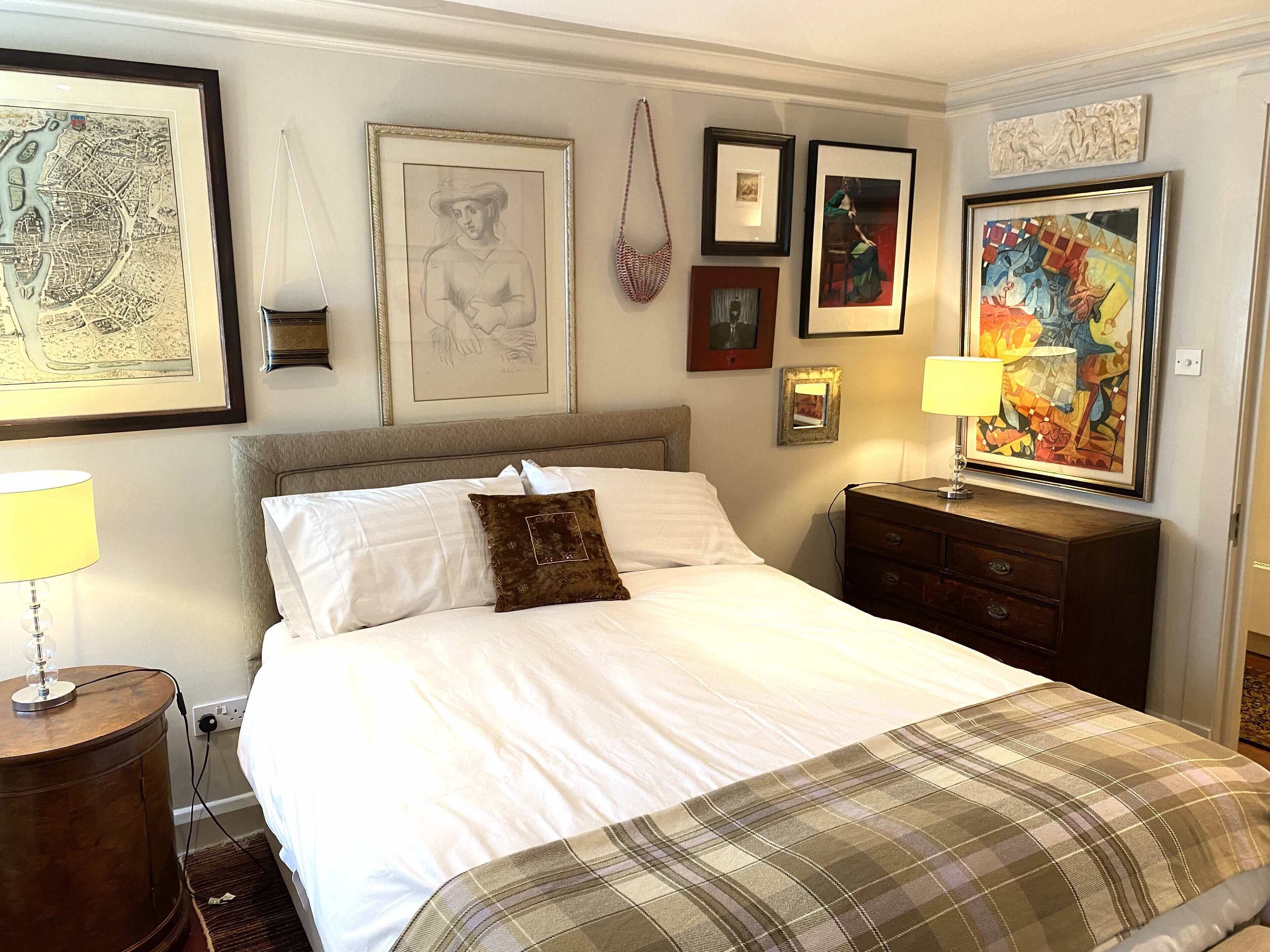 The middle bedroom has a queen size bed (1.5m wide).  Now with more artwork