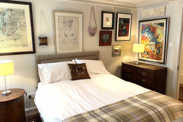 The middle bedroom has a queen size bed (1.5m wide). Now with more artwork