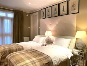 2 chambres, bureau, fer et planche Ă repasser, lit parapluie