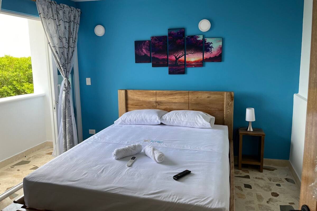 Comfort tweepersoonskamer | Een minibar, verduisterende gordijnen, individueel gedecoreerd