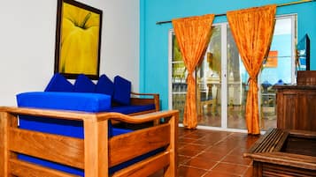 Apartamento estándar | Zona de estar | Televisión de pantalla plana de 30 pulgadas con canales por cable