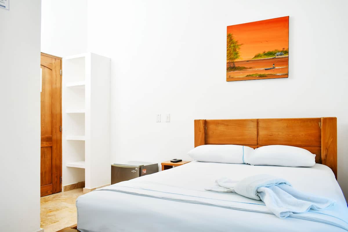 Eenvoudige tweepersoonskamer | Een minibar, verduisterende gordijnen, individueel gedecoreerd