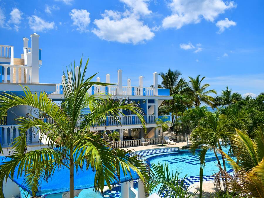 Una piscina al aire libre