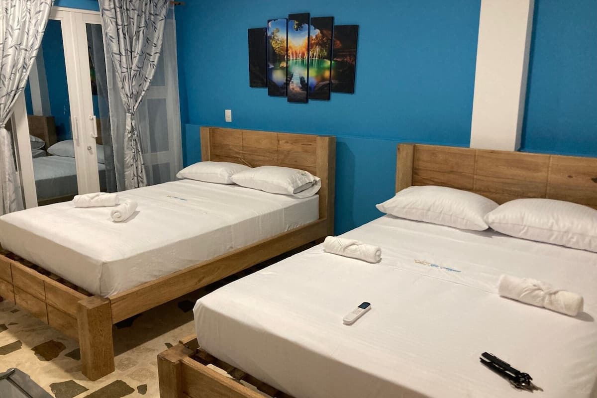 Standaard kamer | Een minibar, verduisterende gordijnen, individueel gedecoreerd
