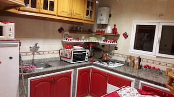 Mikroaaltouuni, kahvin-/teenkeitin, keittoastiat/astiat/ruokailuvälineet