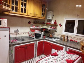 Microondas, cafetera y tetera y utensilios de cocina 