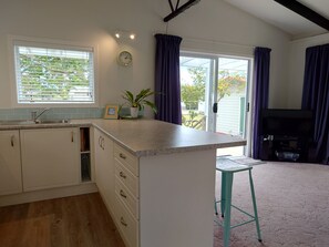 Interior - Quiet little batch just 5min walk from shops (Whitianga)